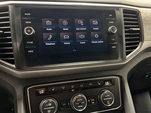 Used 2020 Volkswagen Atlas Cross Sport SE FWD image 21