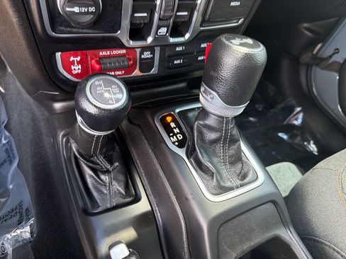 Used 2024 Jeep Wrangler Unlimited AWD/4WD image 28