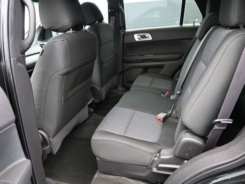 Used 2015 Ford Explorer XLT w/ Equipment Group 201B FWD image 16