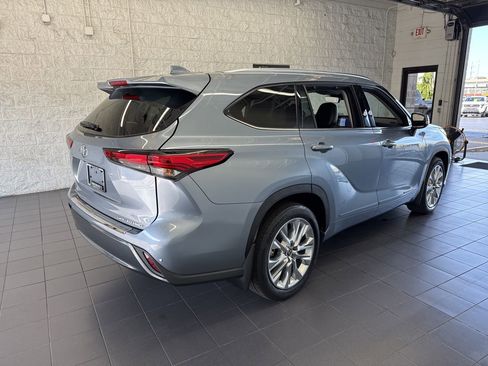 Used 2022 Toyota Highlander Limited w/ Protection Package #3 (TMS) AWD/4WD image 8