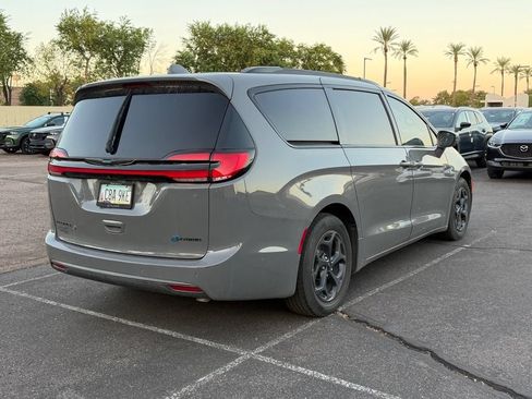 Used 2021 Chrysler Pacifica Touring-L w/ Uconnect Theater Family Group FWD image 4