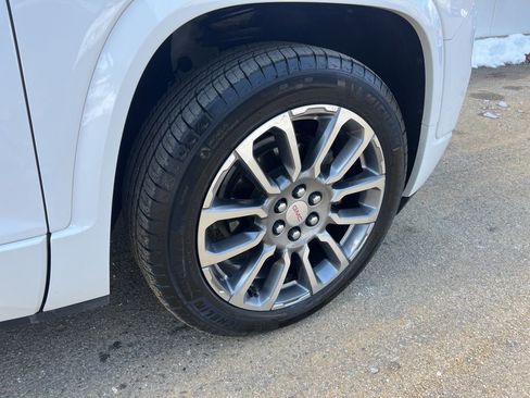 Used 2023 GMC Acadia Denali image 4