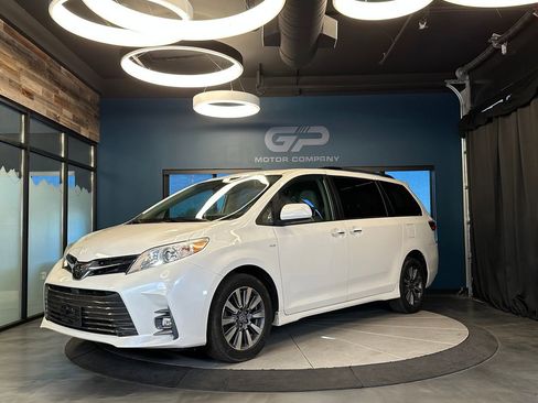 Used 2020 Toyota Sienna XLE w/ XLE Navigation Package AWD/4WD image 7
