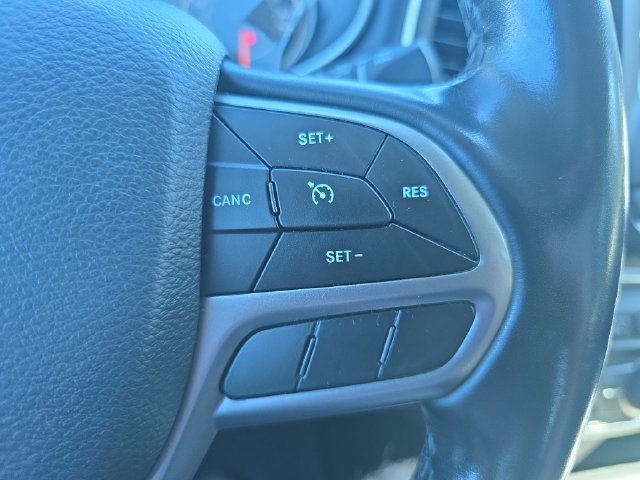 Used 2020 Jeep Cherokee Latitude Plus w/ Cold Weather Group AWD/4WD image 27