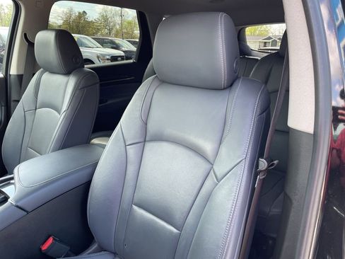 Used 2021 Buick Enclave Essence image 7