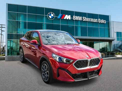 Used 2025 BMW X2 xDrive28i AWD/4WD image 3