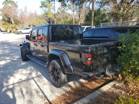 Used 2021 Jeep Gladiator Overland image 3