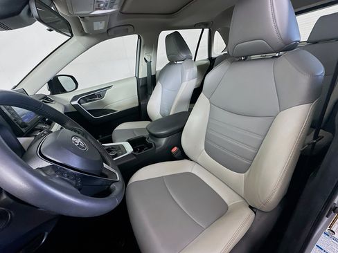 Used 2022 Toyota RAV4 XLE Premium image 13