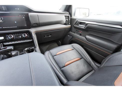 Used 2024 GMC Sierra 1500 AT4 w/ AT4 Premium Package AWD/4WD image 12