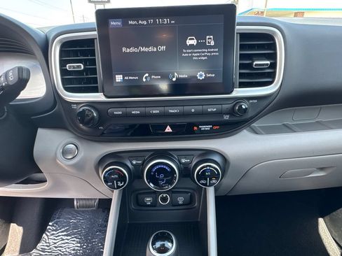 Used 2025 Hyundai Venue SEL FWD image 29