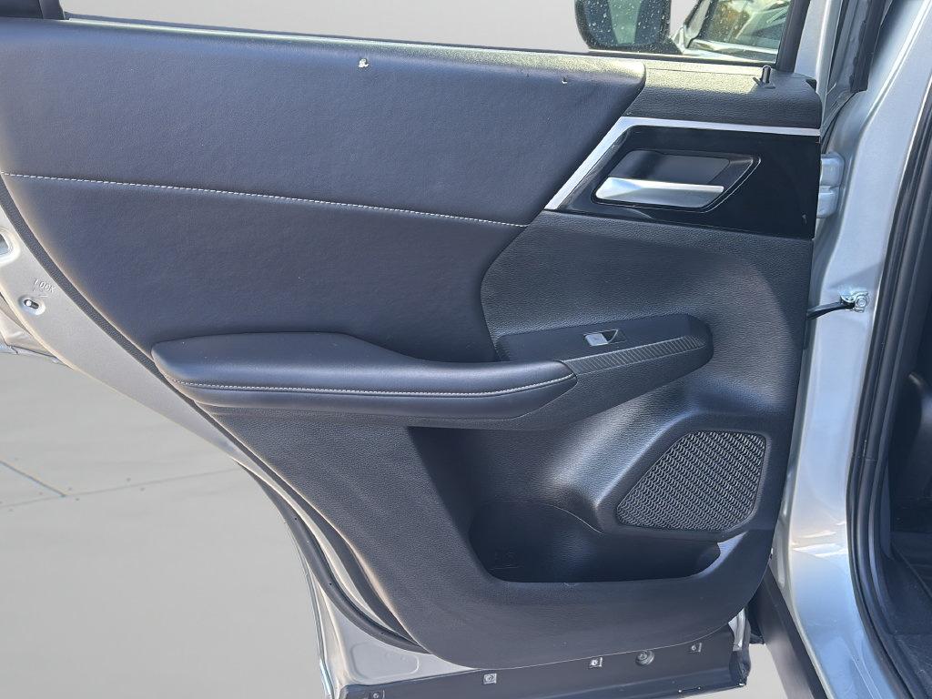 Used 2024 Mitsubishi Outlander AWD image 16