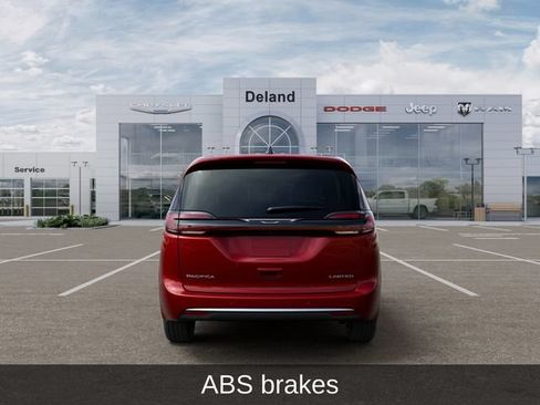 New 2027 Chrysler Pacifica Limited FWD image 8
