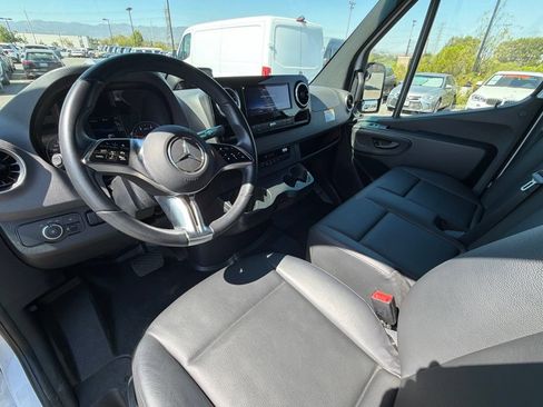 Used 2025 Mercedes-Benz Sprinter 2500 image 21