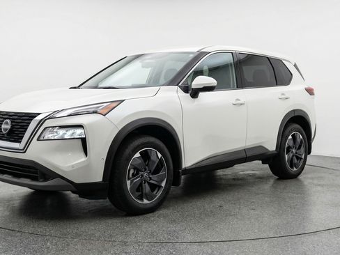 Used 2025 Nissan Rogue SV image 3