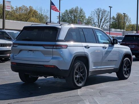 Used 2025 Jeep Grand Cherokee Altitude AWD/4WD image 7