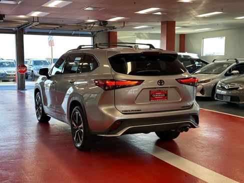 Used 2022 Toyota Highlander XSE AWD/4WD image 5