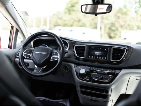 Used 2018 Chrysler Pacifica Touring-L image 7