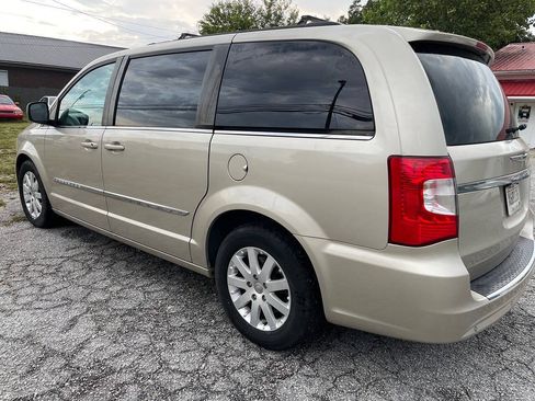 Used 2013 Chrysler Town & Country Touring FWD image 5