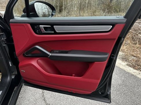 Used 2023 Porsche Cayenne S Platinum image 24