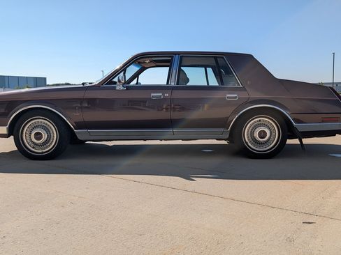 Used 1987 Lincoln Continental Signature RWD image 7
