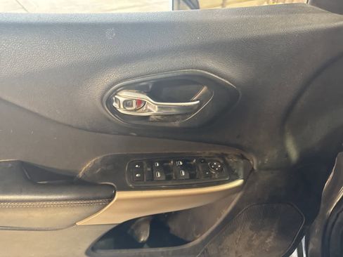 Used 2018 Jeep Cherokee Latitude w/ Altitude Package image 15