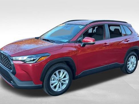 Used 2024 Toyota Corolla Cross LE image 2