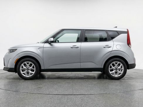 Used 2025 Kia Soul LX w/ LX Technology Package FWD image 5