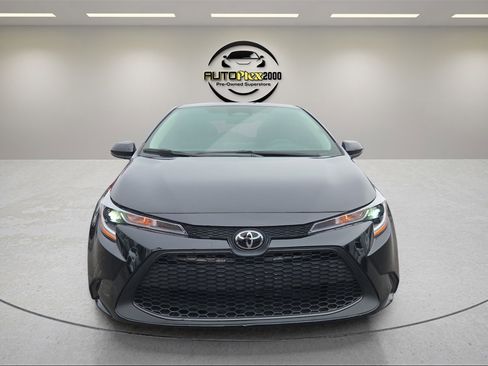 Used 2025 Toyota Corolla LE image 2