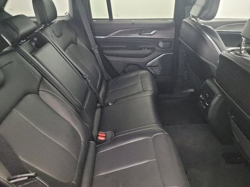 Used 2022 Jeep Grand Cherokee Overland w/ Luxury Tech Group IV AWD/4WD image 19