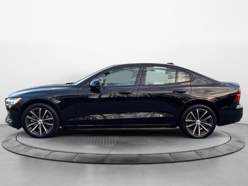 Used 2021 Volvo S60 T5 Momentum w/ Premium Package image 4