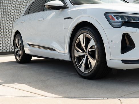 Certified 2024 Audi Q8 e-tron Premium Plus w/ Premium Plus Package AWD/4WD image 33