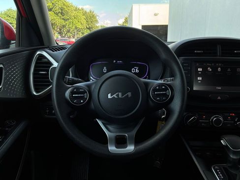 Used 2025 Kia Soul LX w/ LX Technology Package FWD image 30