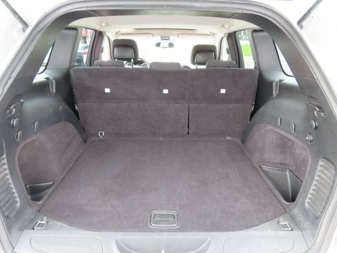 Used 2012 Jeep Grand Cherokee Laredo w/ Laredo E Group AWD/4WD image 9