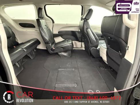 Used 2024 Chrysler Pacifica Touring-L FWD image 48