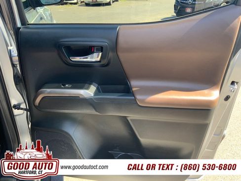 Used 2017 Toyota Tacoma Limited w/ Tow Package AWD/4WD image 10