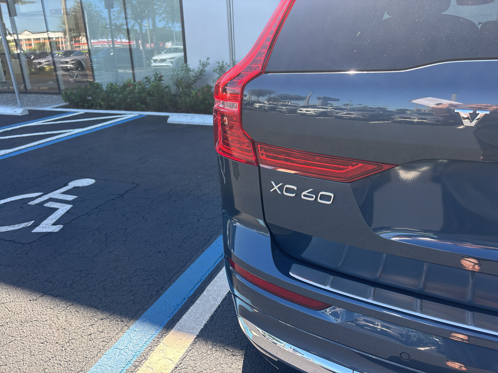 Used 2022 Volvo XC60 B6 Inscription w/ Protection Package Premier AWD/4WD image 7
