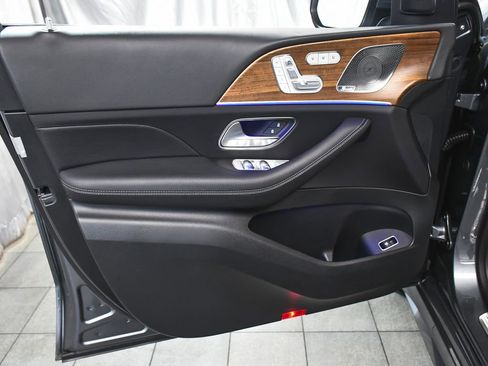 Used 2025 Mercedes-Benz GLS 450 4MATIC image 9