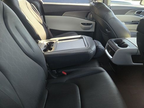 Certified 2024 Kia Carnival LX FWD image 5
