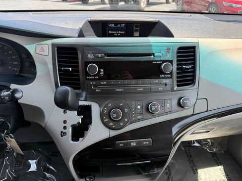 Used 2011 Toyota Sienna LE w/ Towing Pkg FWD image 14