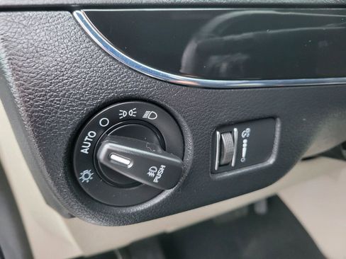 Used 2017 Dodge Grand Caravan SXT image 10