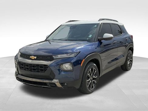 Used 2022 Chevrolet TrailBlazer ACTIV w/ Technology Package FWD image 2