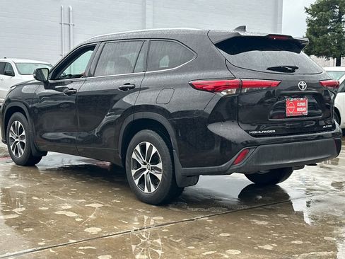 Used 2021 Toyota Highlander XLE image 7
