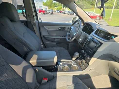 Used 2015 Chevrolet Traverse LT w/ Style and Technology Package FWD image 4