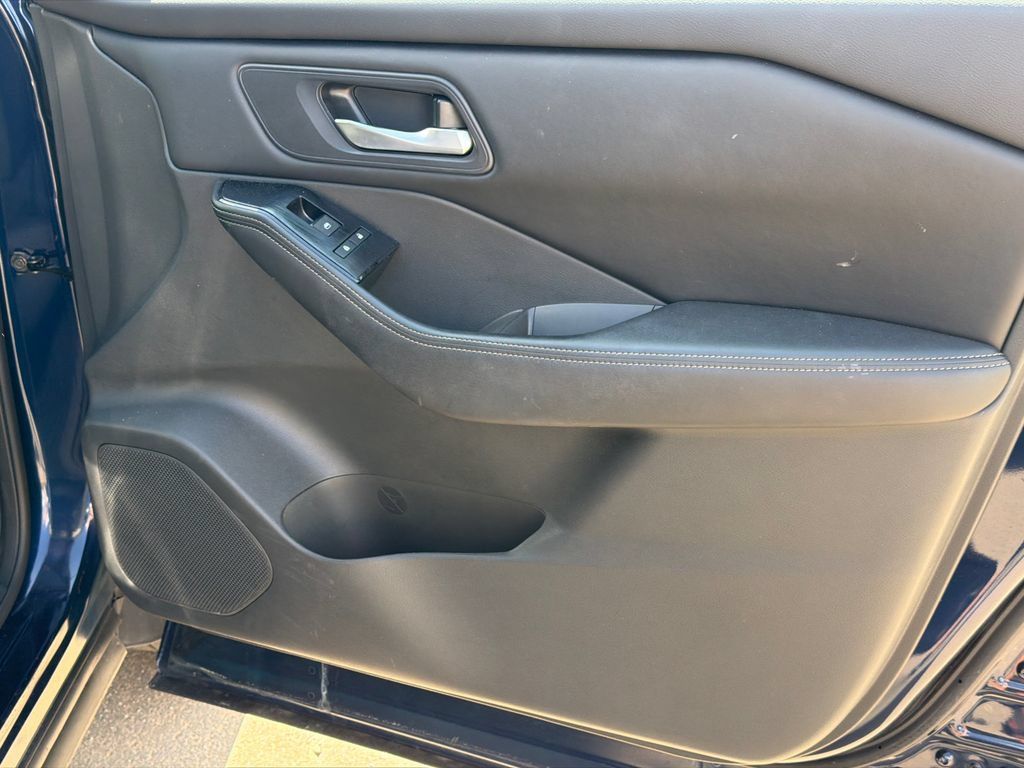 Used 2025 Nissan Rogue SV FWD image 14