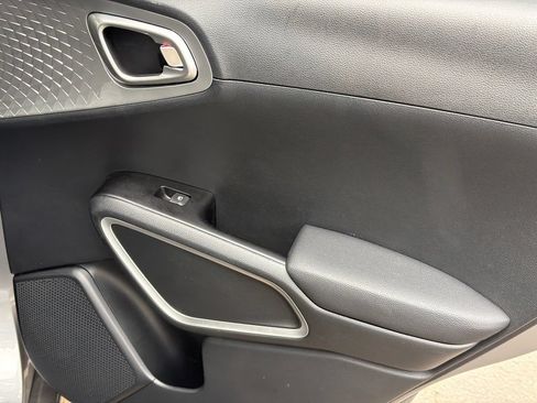 Used 2025 Kia Soul LX w/ LX Technology Package FWD image 16