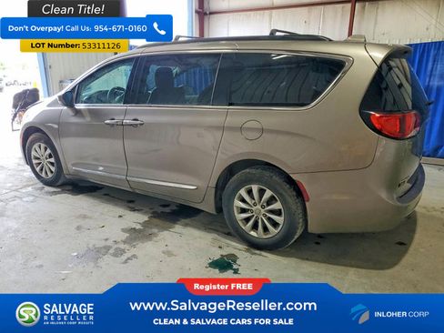 Used 2017 Chrysler Pacifica Touring-L FWD image 3