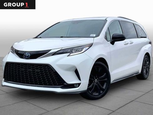 Used 2022 Toyota Sienna XSE w/ XSE Plus Package FWD image 1