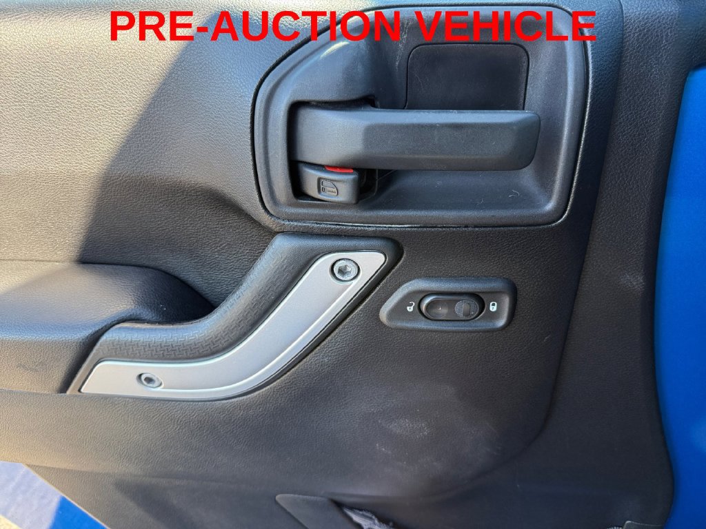 Used 2015 Jeep Wrangler Unlimited Sahara w/ Connectivity Group AWD/4WD image 25