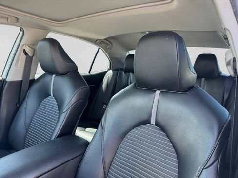 Used 2020 Toyota Camry SE w/ Sunroof Package FWD image 17