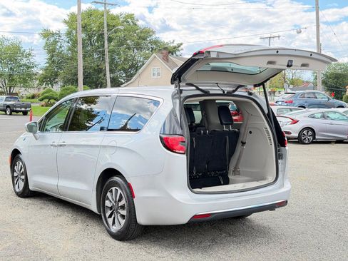 Used 2022 Chrysler Pacifica Touring-L FWD image 35